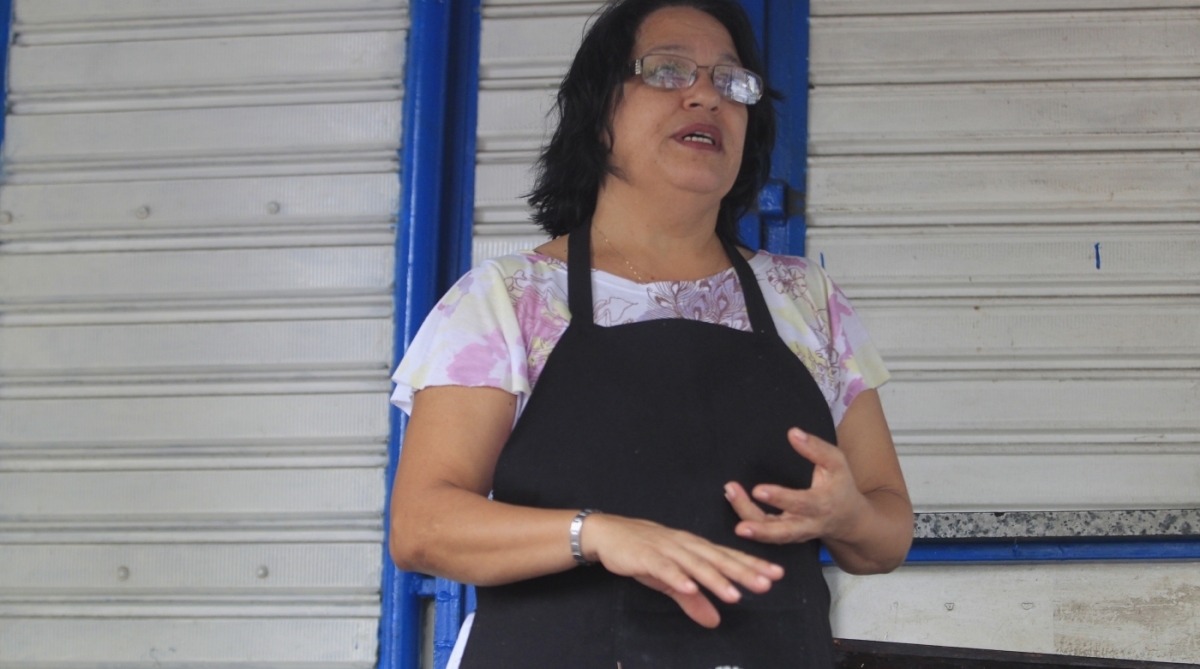 08/1/2018 - Moradores relatam a presença de Gaviões na Vila da Penha. Na foto: a presença de urubus na rua Coríntia, Vila da Penha. - Foto de Maíra Coelho / Agência O Dia.