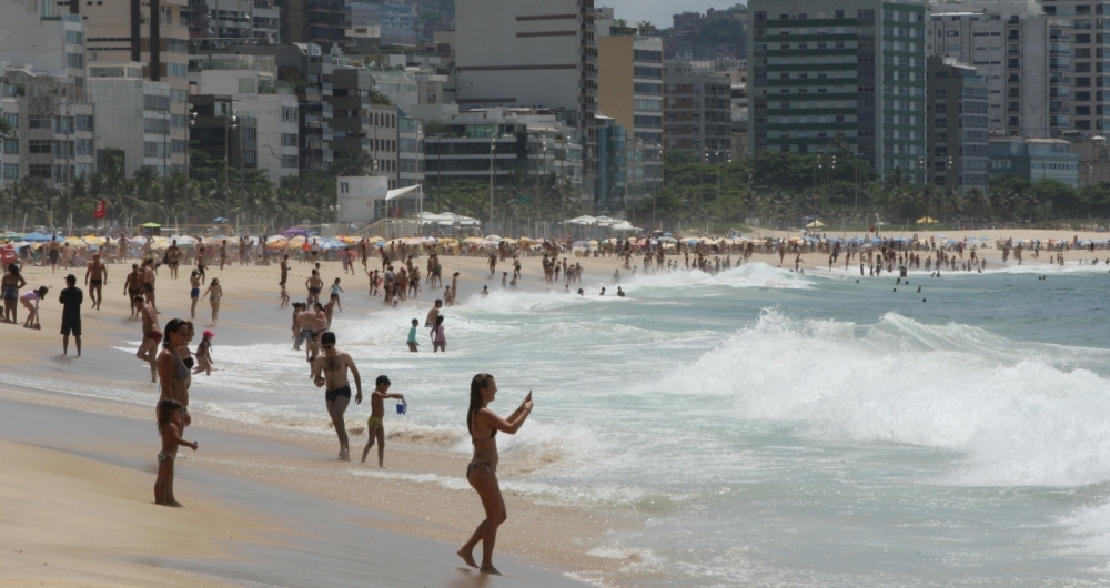 Está em vigor o aviso de ressaca emitido pela Marinha do Brasil. Segundo o comunicado, ondas de até 2,5 metros podem atingir o litoral carioca