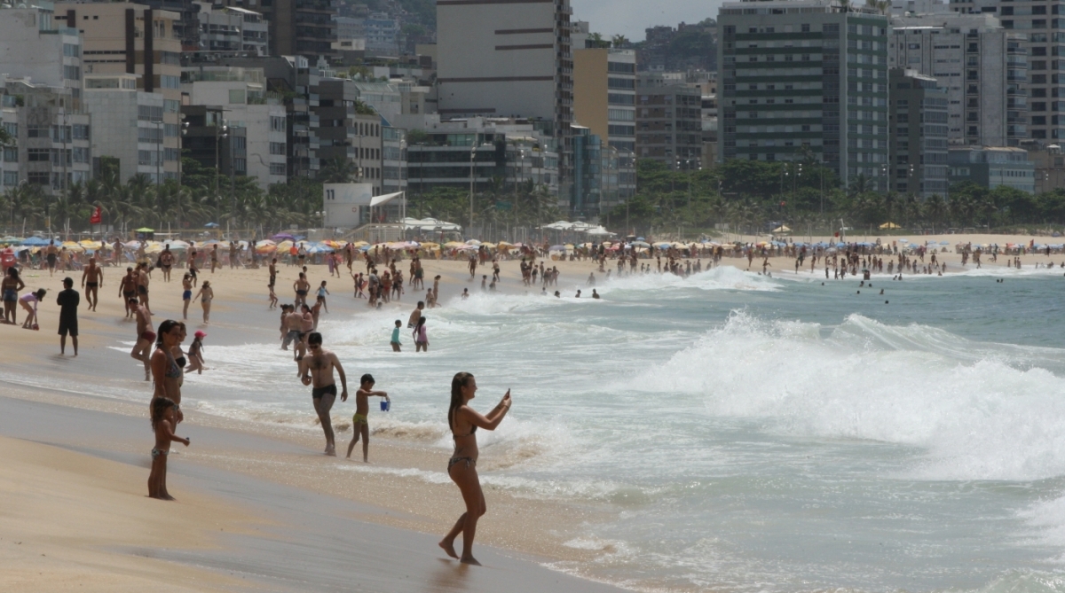Está em vigor o aviso de ressaca emitido pela Marinha do Brasil. Segundo o comunicado, ondas de até 2,5 metros podem atingir o litoral carioca - Radovicz/Agência O Dia