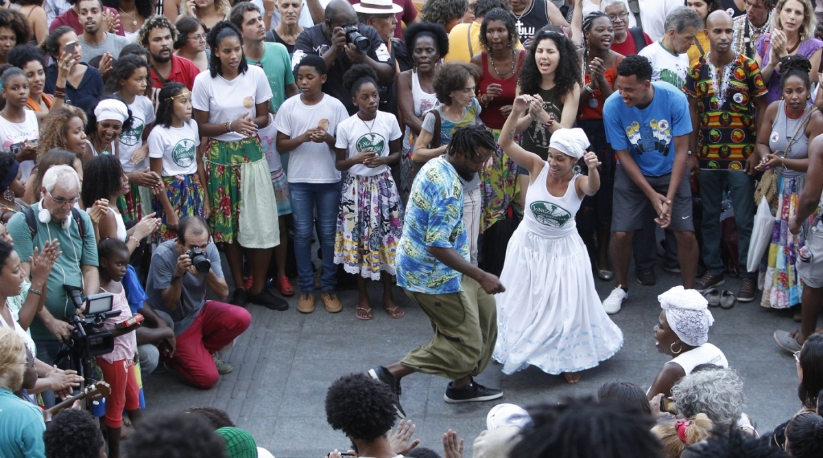 09/01/2018 - Integrantes e simpatizantes da ONG Jongo da Serrinha fazem protesto contra o fim do incentivo financeiro que recebia da Prefeitura do Rio de Janeiro, que obrigou a organização a fechar suas portas. A manifestação foi realizada em frente a Câmara Municipal da cidade. Foto de Alexandre Brum / Agência O Dia - CIDADE CRISE CRIVELLA PREFEITO ATO FINANÇAS CULTURA NEGRA AFRO