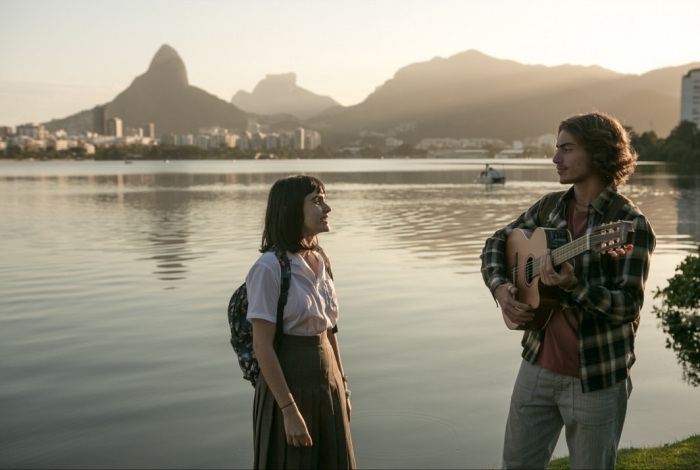 Jaffar só (E) e com Valentina Herzage, seu par na novela (acima e abaixo) - fotos Divulgação