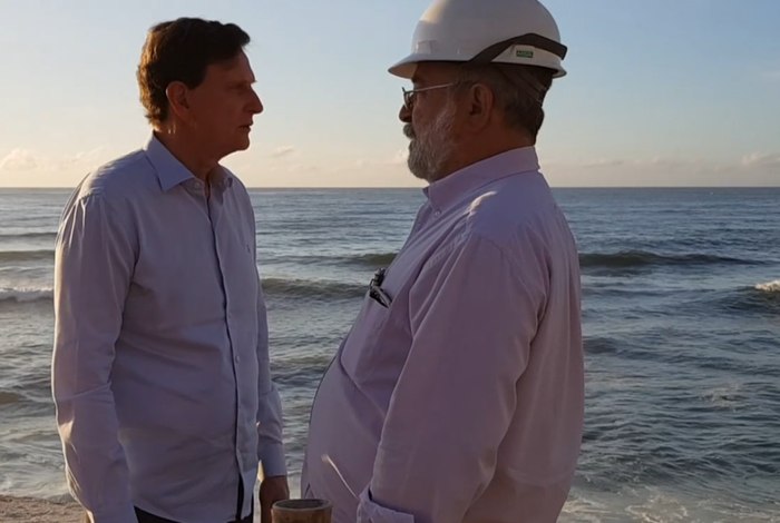 Crivella vistoria a obra na Praia da Macumba - Divulgação