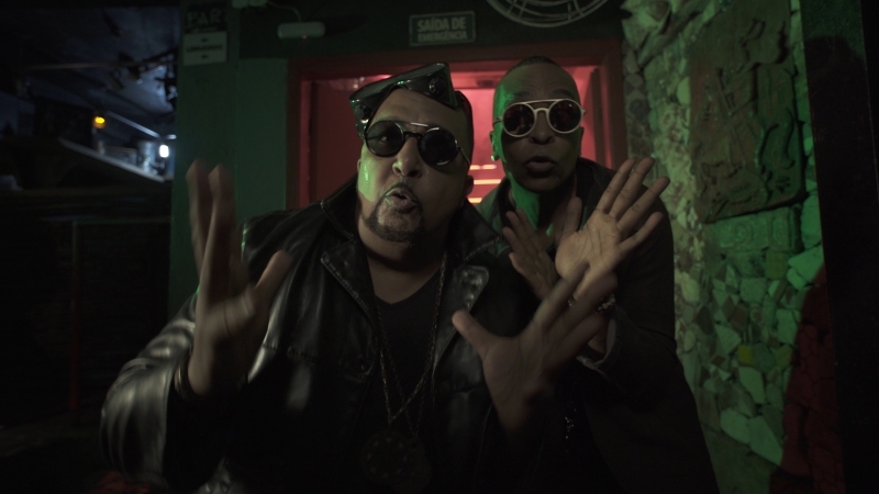 O Tchakabum está de volta com a música 'Lentamente' e quer que ela seja o hit do Carnaval 2018 - acima, Marcelo e Mon no clipe e nos bastidores da gravação - Reprodução YouTube