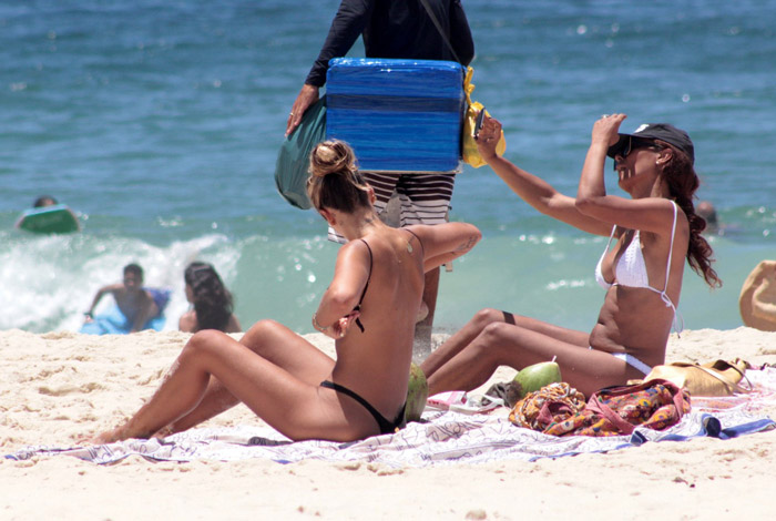 Yasmin Brunet curte dia de praia com amiga