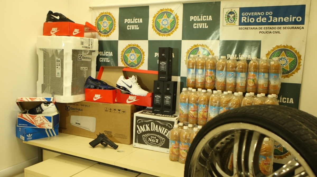 Pol&iacute;cia Civil faz opera&ccedil;&atilde;o para combater roubo de cargas no Rio.A&ccedil;&atilde;o realizada na Capital e Baixada visa cumprir mandados de pris&atilde;o e de busca e apreens&atilde;o. Presos est&atilde;o sendo levados para a Cidade da Pol&iacute;cia.