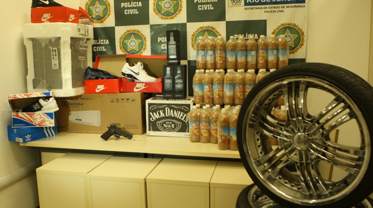 Pol&iacute;cia Civil faz opera&ccedil;&atilde;o para combater roubo de cargas no Rio.A&ccedil;&atilde;o realizada na Capital e Baixada visa cumprir mandados de pris&atilde;o e de busca e apreens&atilde;o. Presos est&atilde;o sendo levados para a Cidade da Pol&iacute;cia.