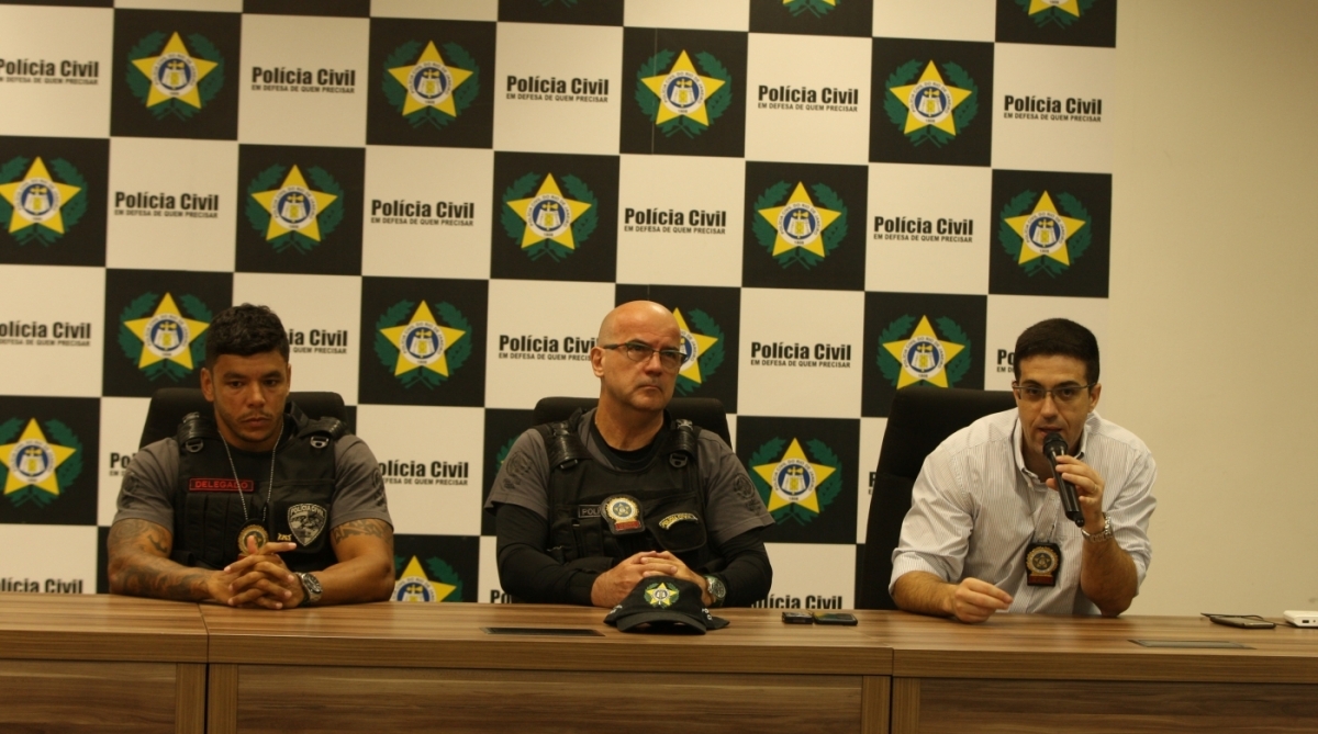 Pol&iacute;cia Civil faz opera&ccedil;&atilde;o para combater roubo de cargas no Rio.A&ccedil;&atilde;o realizada na Capital e Baixada visa cumprir mandados de pris&atilde;o e de busca e apreens&atilde;o. Presos est&atilde;o sendo levados para a Cidade da Pol&iacute;cia.