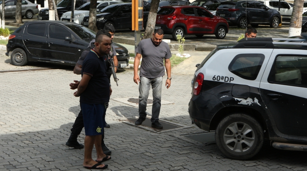 Pol&iacute;cia Civil faz opera&ccedil;&atilde;o para combater roubo de cargas no Rio.A&ccedil;&atilde;o realizada na Capital e Baixada visa cumprir mandados de pris&atilde;o e de busca e apreens&atilde;o. Presos est&atilde;o sendo levados para a Cidade da Pol&iacute;cia.