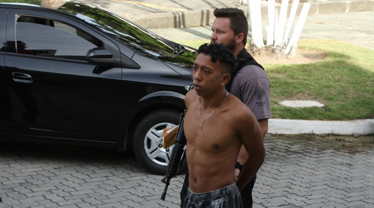 Pol&iacute;cia Civil faz opera&ccedil;&atilde;o para combater roubo de cargas no Rio.A&ccedil;&atilde;o realizada na Capital e Baixada visa cumprir mandados de pris&atilde;o e de busca e apreens&atilde;o. Presos est&atilde;o sendo levados para a Cidade da Pol&iacute;cia.