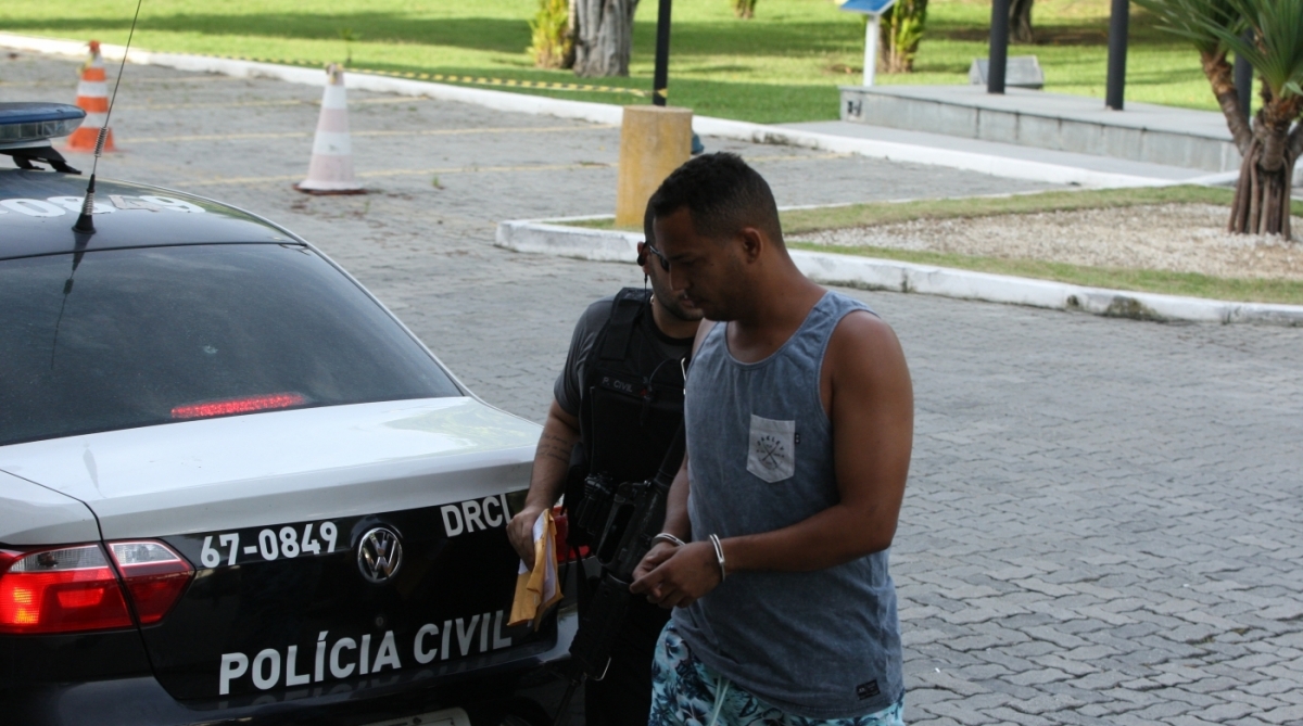 Pol&iacute;cia Civil faz opera&ccedil;&atilde;o para combater roubo de cargas no Rio.A&ccedil;&atilde;o realizada na Capital e Baixada visa cumprir mandados de pris&atilde;o e de busca e apreens&atilde;o. Presos est&atilde;o sendo levados para a Cidade da Pol&iacute;cia.