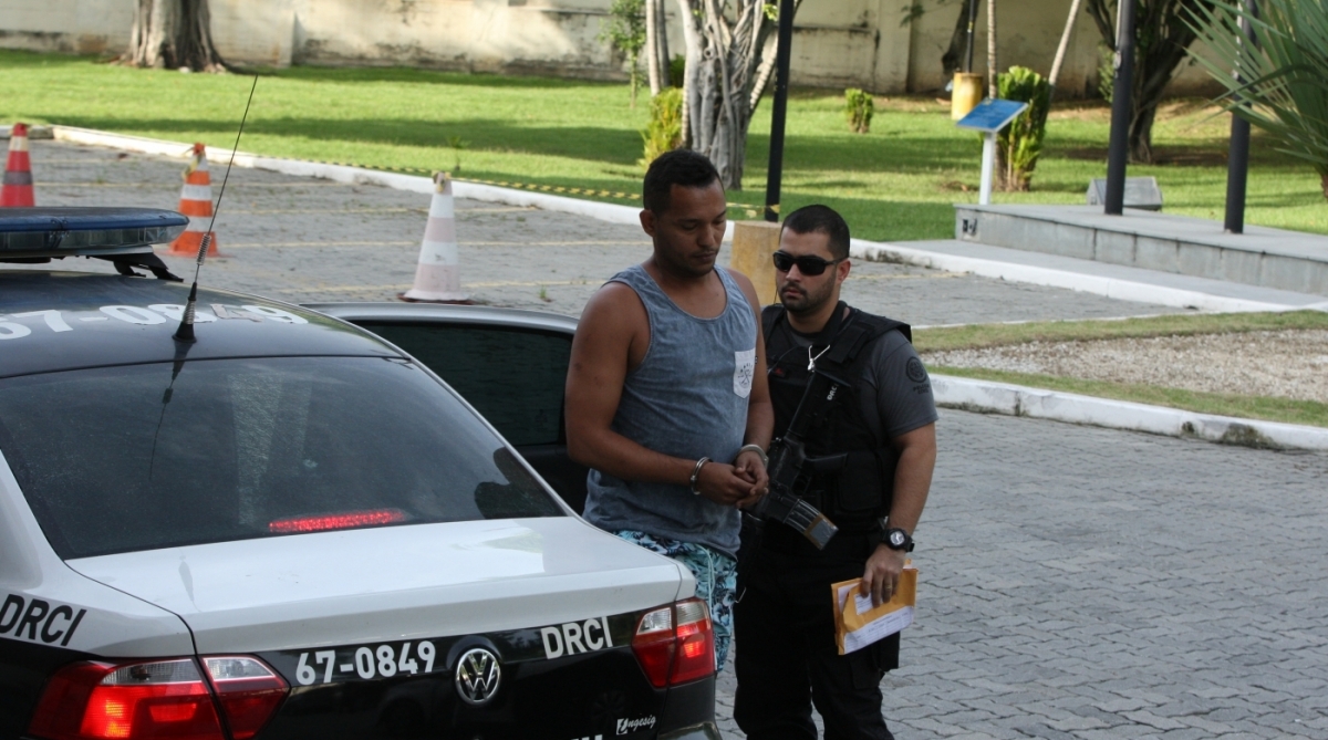 Pol&iacute;cia Civil faz opera&ccedil;&atilde;o para combater roubo de cargas no Rio.A&ccedil;&atilde;o realizada na Capital e Baixada visa cumprir mandados de pris&atilde;o e de busca e apreens&atilde;o. Presos est&atilde;o sendo levados para a Cidade da Pol&iacute;cia.