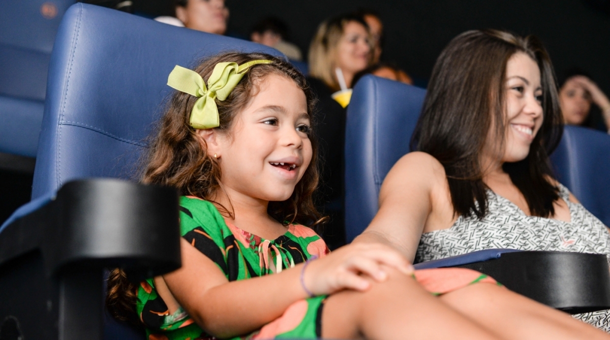 Crianças optam por realizar festas de aniversário no cinema do Via Parque. 