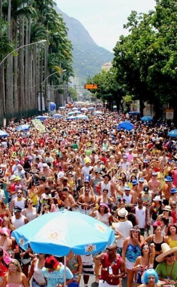 Blocos desfilam no dia D de vacinação contra a febre amarela