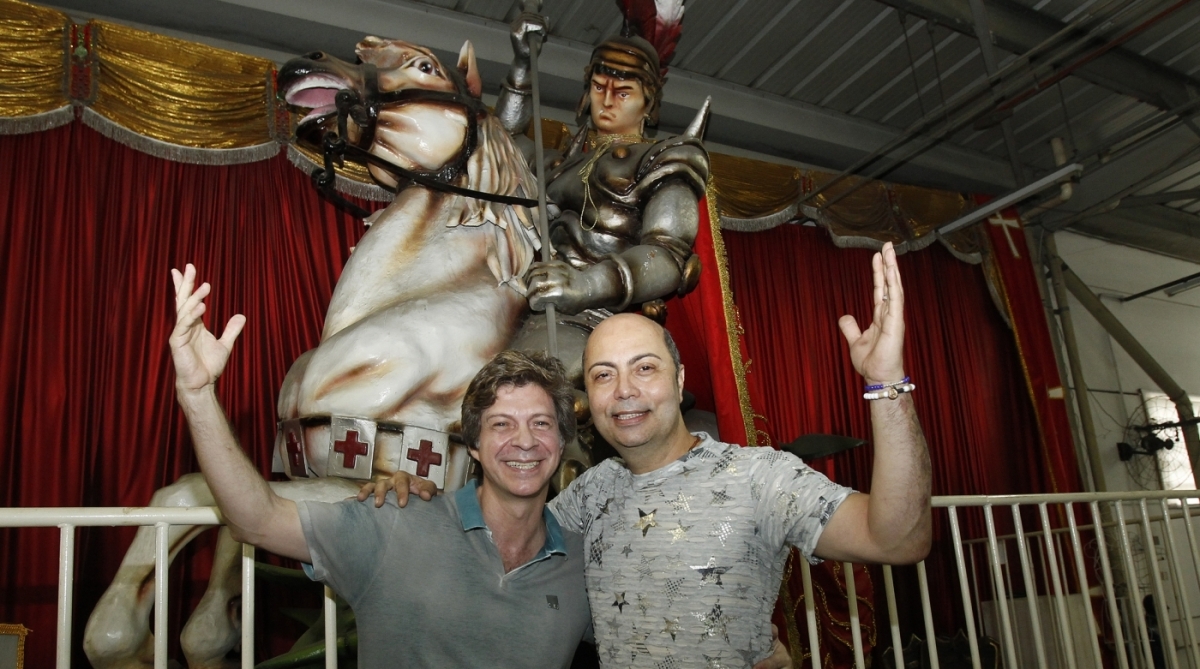 2018-01-12 - Carnaval 2018 / Preparativos no barrac&atilde;o da escola de samba Beija Flor, na Cidade do Samba, para sua participa&ccedil;&atilde;o no desfile do Grupo Especial, no Samb&oacute;dromo. Na imagem, o core&oacute;grafo Marcelo Misailidis (E) e Cid Carvalho, integrantes da comiss&atilde;o de carnaval da agremia&ccedil;&atilde;o. Foto de Alexandre Brum / Ag&ecirc;ncia O Dia - CIDADE SAMBA DESFILE CARNAVAL MARQUES DE SAPUCA&icirc;