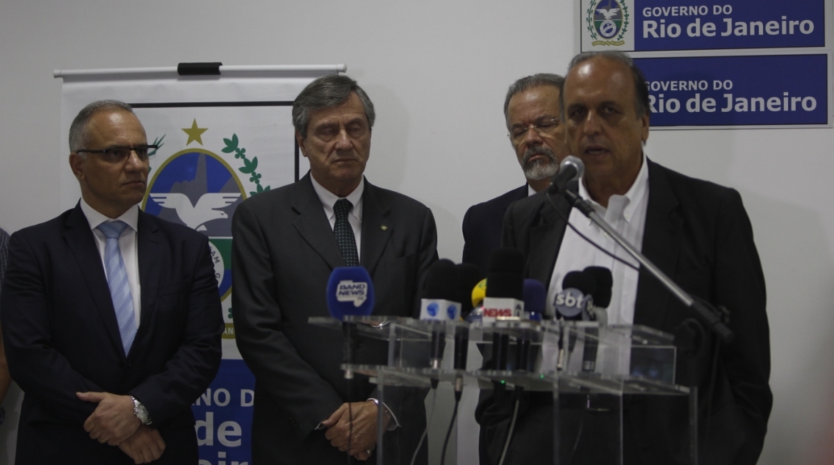 Autoridades dos governos federais e estaduais assinaram, no Pal&aacute;cio Guanabara, um protocolo de inten&ccedil;&otilde;es visando a integra&ccedil;&atilde;o dos poderes federais, municipais e estaduais no enfrentamento das quest&otilde;es de seguran&ccedil;a p&uacute;blica. O protocolo conta com duas etapas: a primeira &eacute; o plano de seguran&ccedil;a integrada; a segunda s&atilde;o os indicadores de metas e resultados. Participaram da reuni&atilde;o o ministro de Estado da Defesa, Raul Jungmann; o ministro de Estado Chefe do Gabinete de Seguran&ccedil;a Institucional da Presid&ecirc;ncia da Rep&uacute;blica, Sergio Etchegoyen; o ministro de Estado da Justi&ccedil;a e Seguran&ccedil;a P&uacute;blica, Torquato Jardim; o ministro de Estado do Desenvolvimento Social, Osmar Terra; e o governador do Rio, Luiz Fernando Pez&atilde;o.Foto - Severino Silva / Ag&ecirc;ncia O Dia