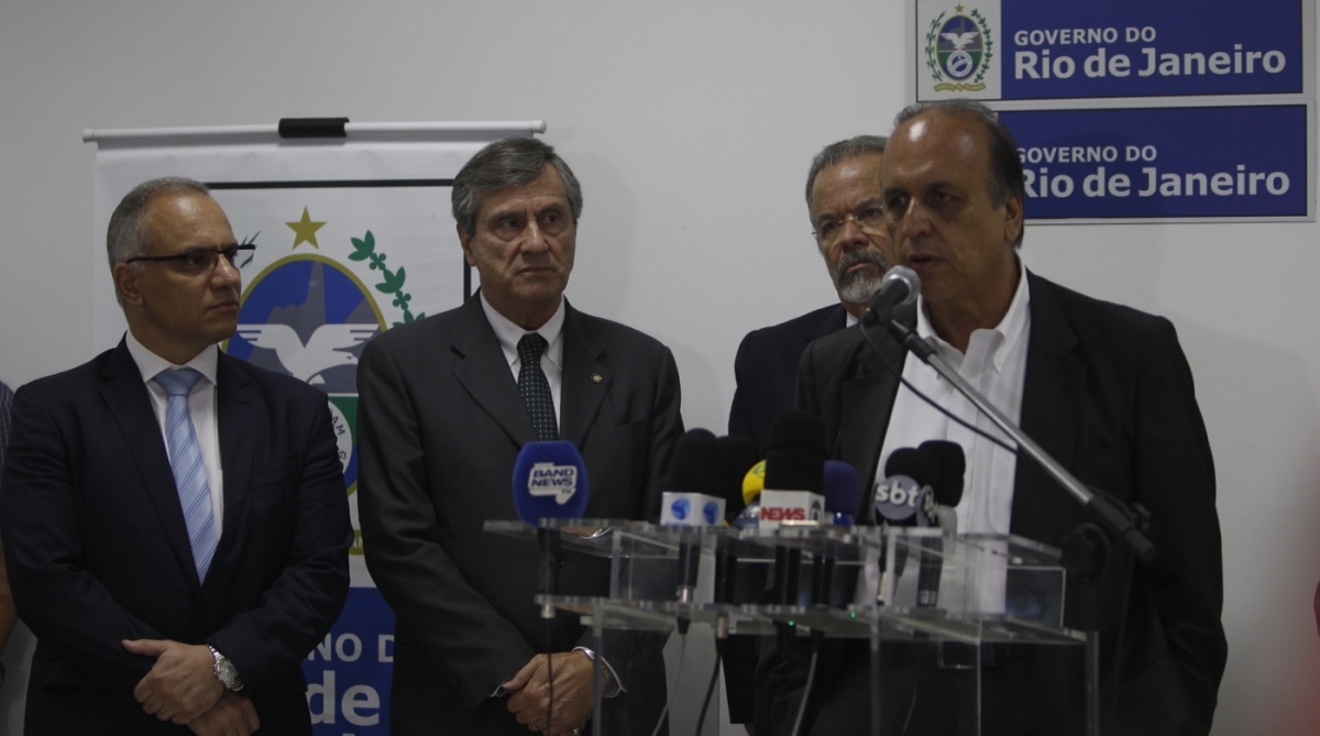 Autoridades dos governos federais e estaduais assinaram, no Pal&aacute;cio Guanabara, um protocolo de inten&ccedil;&otilde;es visando a integra&ccedil;&atilde;o dos poderes federais, municipais e estaduais no enfrentamento das quest&otilde;es de seguran&ccedil;a p&uacute;blica. O protocolo conta com duas etapas: a primeira &eacute; o plano de seguran&ccedil;a integrada; a segunda s&atilde;o os indicadores de metas e resultados. Participaram da reuni&atilde;o o ministro de Estado da Defesa, Raul Jungmann; o ministro de Estado Chefe do Gabinete de Seguran&ccedil;a Institucional da Presid&ecirc;ncia da Rep&uacute;blica, Sergio Etchegoyen; o ministro de Estado da Justi&ccedil;a e Seguran&ccedil;a P&uacute;blica, Torquato Jardim; o ministro de Estado do Desenvolvimento Social, Osmar Terra; e o governador do Rio, Luiz Fernando Pez&atilde;o.Foto - Severino Silva / Ag&ecirc;ncia O Dia