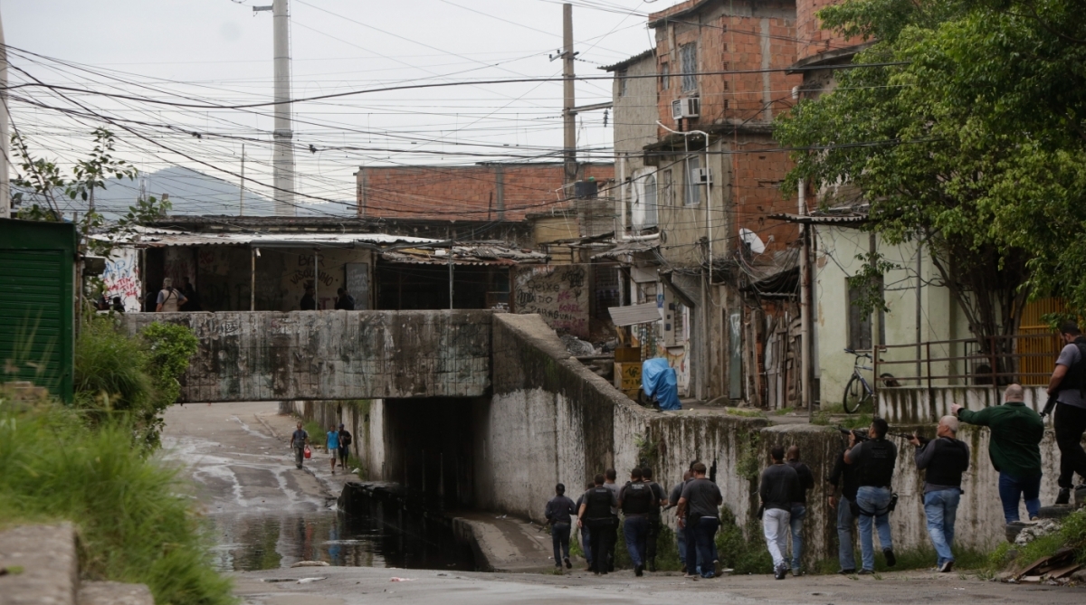 Movimentação de policias civis no Buraco do Lacerda (Jacarezinho), após a morte do delegado da Polícia Civil do Rio de Janeiro e ex-agente da Polícia Federal Fabio Monteiro que foi encontrado morto próximo à Favela do Arará, comunidade na Zona Norte do Rio. Foto - Luciano Belford / Agência O Dia
