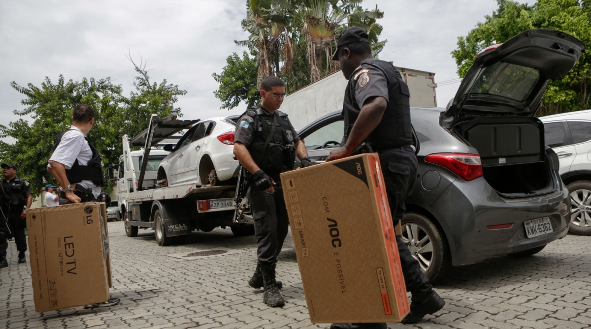 12/01/2018 - Polícia Militar fez operação para recupera carga roubada na região da comunidade Camarista Meier, no Complexo do Lins, Zona. O material foi trazido para cidade da Policia. Foto: Luciano Belford / Agencia O Dia