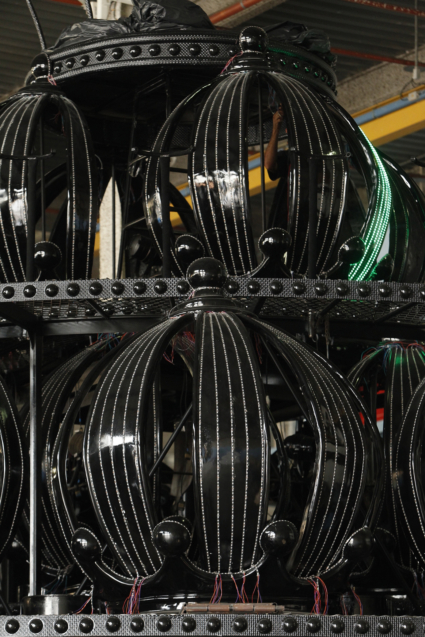 12/01/2018 - Carnaval 2018 / Preparativos no barracão da escola de samba Unidos de Vila Isabel, na Cidade do Samba, para sua participação no desfile do Grupo Especial, no Sambódromo. Na imagem, detalhe de um dos carros da agremiação. Foto de Alexandre Brum / Agência O Dia - CIDADE SAMBA DESFILE CARNAVAL MARQUES DE SAPUCAî ARTE CULTURA ENTRETENIMENTO EVENTO FANTASIA ESPETîCULO