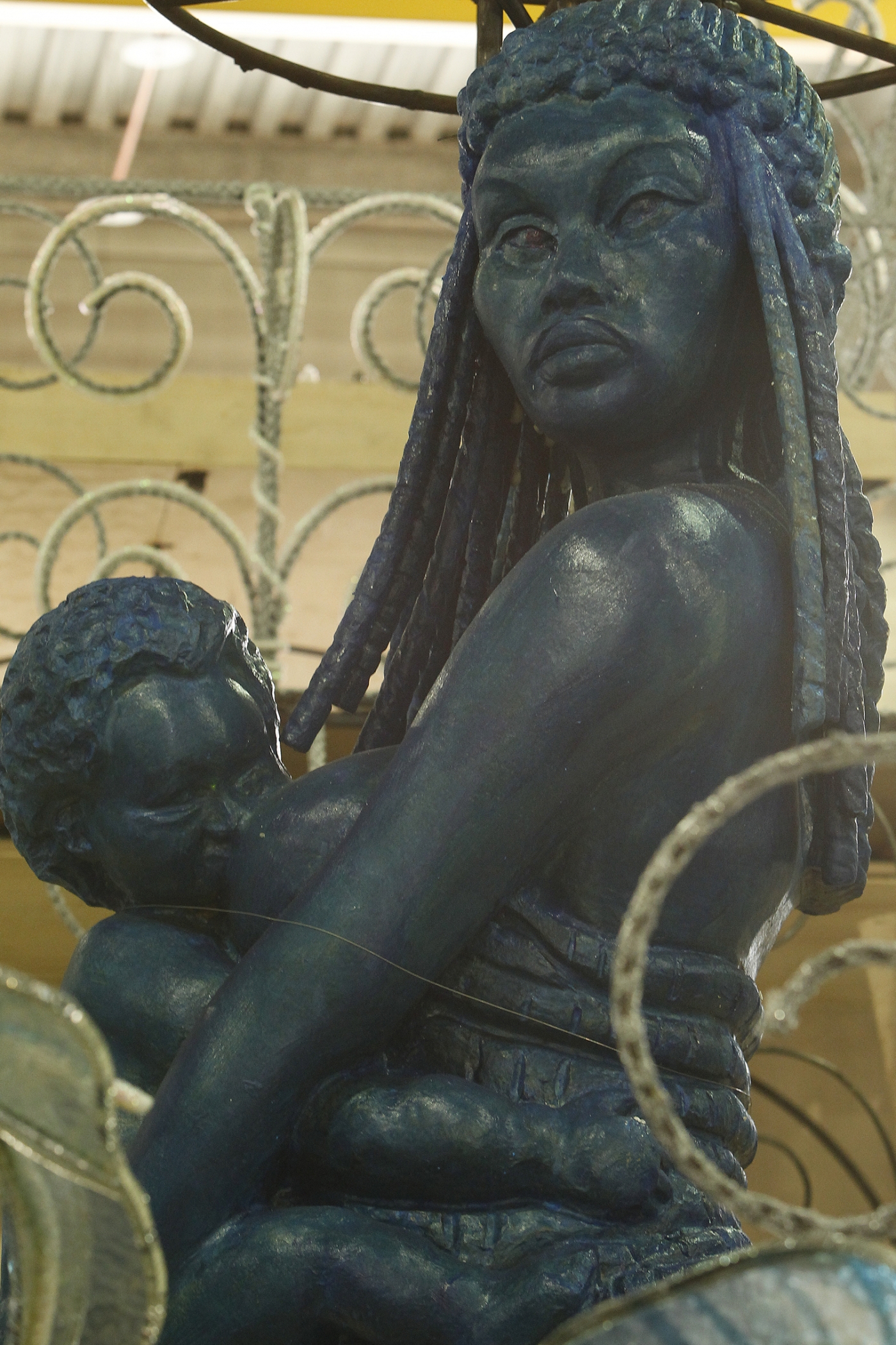 12/01/2018 - Carnaval 2018 / Preparativos no barracão da escola de samba Beija Flor, na Cidade do Samba, para sua participação no desfile do Grupo Especial, no Sambódromo. Na imagem, detalhe de alegorias da agremiação. Foto de Alexandre Brum / Agência O Dia - CIDADE SAMBA DESFILE CARNAVAL MARQUES DE SAPUCAî