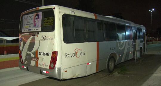 Bandidos que roubaram passageiros trocaram tiros com agentes da PRF na Dutra. Um passageiro e um criminoso acabaram mortos