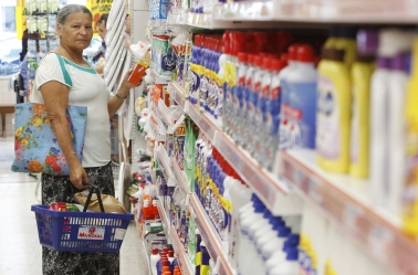 Inflação fica em 0,67% em abril, com alta nos preços de alimentos e remédios