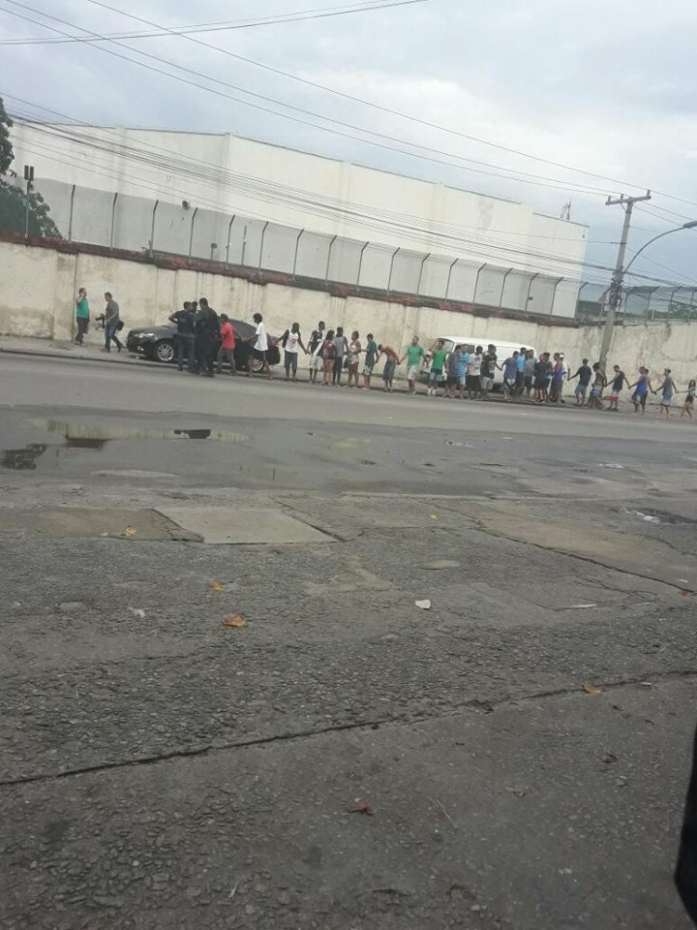 Jacarezinho - moradores sendo conduzidos para delegacia