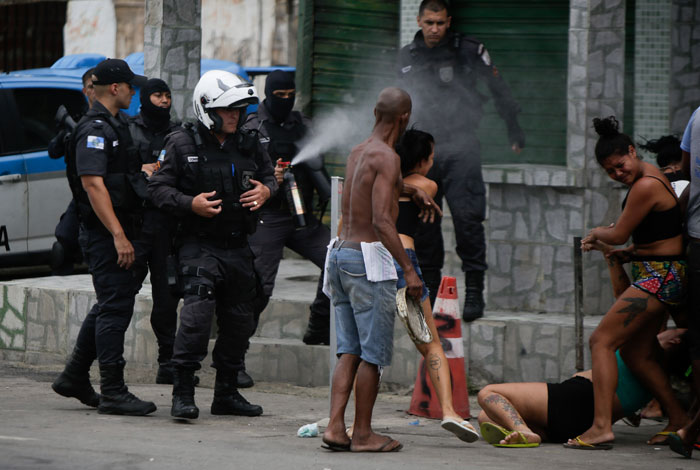 Policiais jogam spray de pimenta em moradores de ocupação. Na imagem, mulher grávida agredida por PM