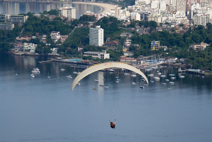 Parque da Cidade, em São Francisco, Niterói, é uma opção para praticar voo livre e apreciar a vista da cidade - Clever Felix / Agência O Dia