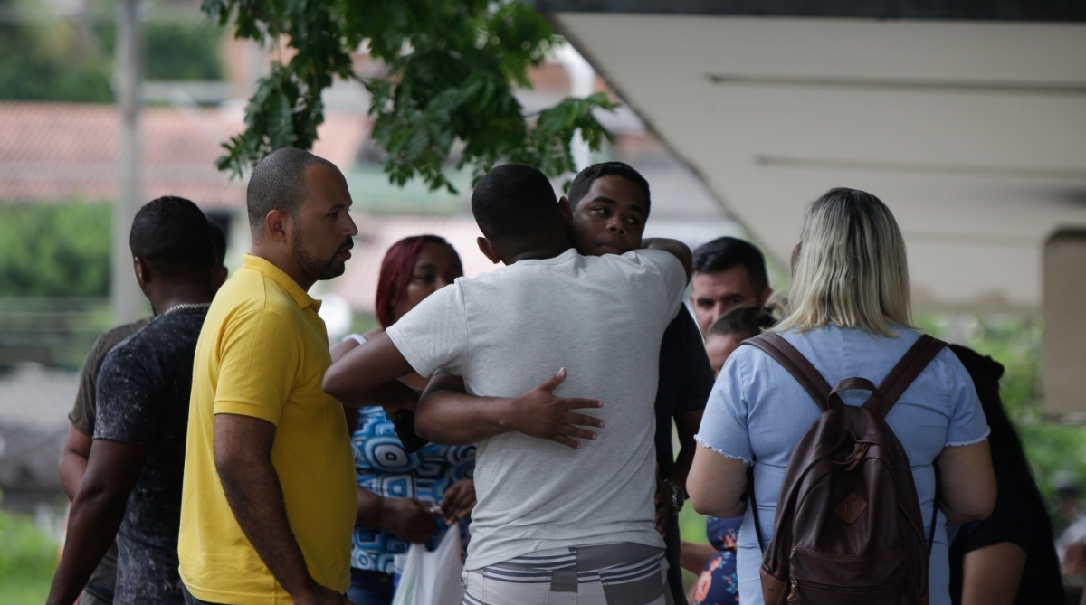 Wallace Silva de Araújo ora pela recuperação de mulher e filho - Luciano Belford / Agencia O Dia