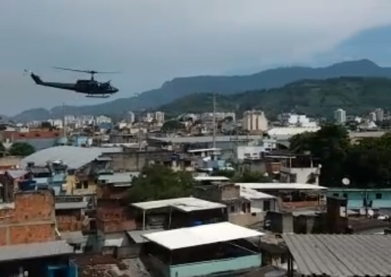 Helicóptero da Polícia Civil durante operação no Jacarezinho
