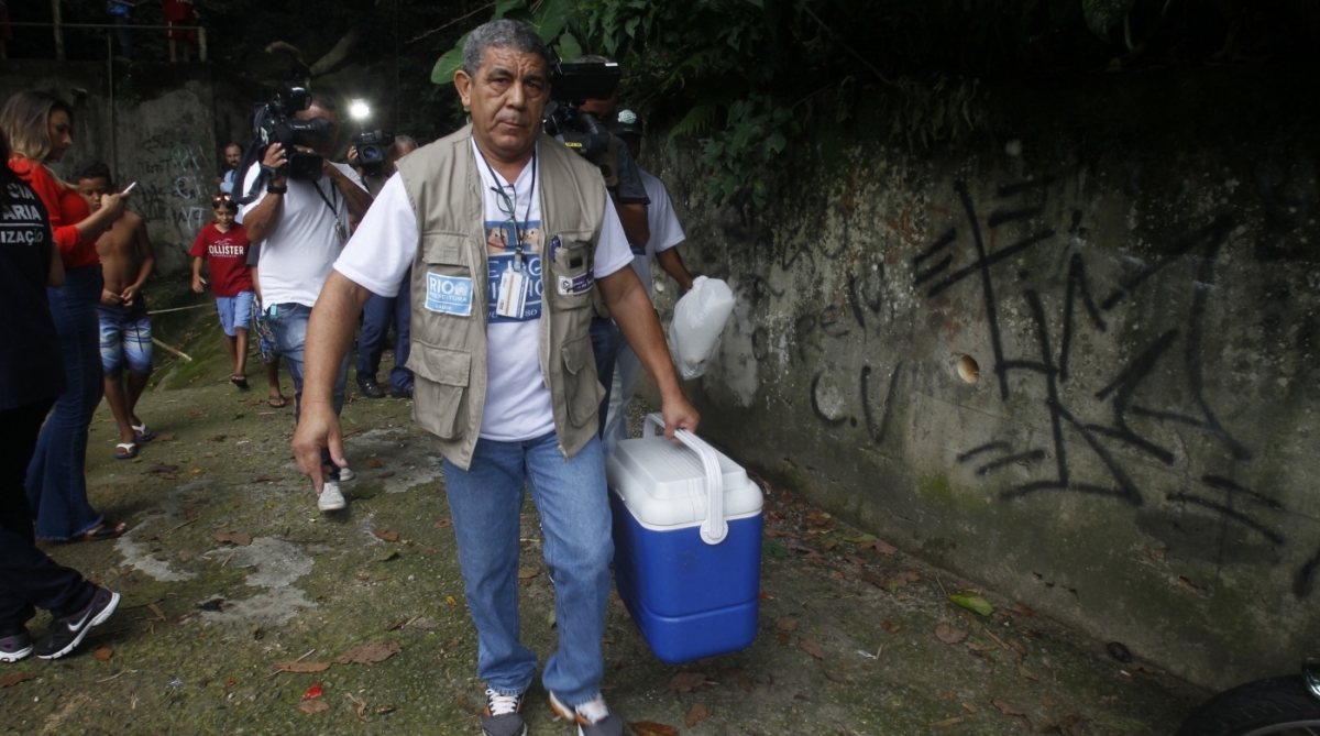 Uma equipe da Secretaria Municipal de Bem-Estar Animal recolheu na manh&atilde; desta segunda-feira (15) os corpos de quatro macacos foram encontrados mortos no bairro da Usina, na Zona Norte do Rio.
Os animais estavam perto da Rua Alves C&acirc;mara, ao lado da Floresta da Tijuca. Segundo a prefeitura, os animais v&atilde;o passar por uma primeira avalia&ccedil;&atilde;o e depois ser&atilde;o encaminhados para a Fiocruz. L&aacute; ser&atilde;o feitos exames espec&iacute;ficos para checar se eles tinham ou n&atilde;o o v&iacute;rus da febre amarela. Foto - Severino Silva Agencia O Dia - Severino Silva / Ag&ecirc;ncia O Dia