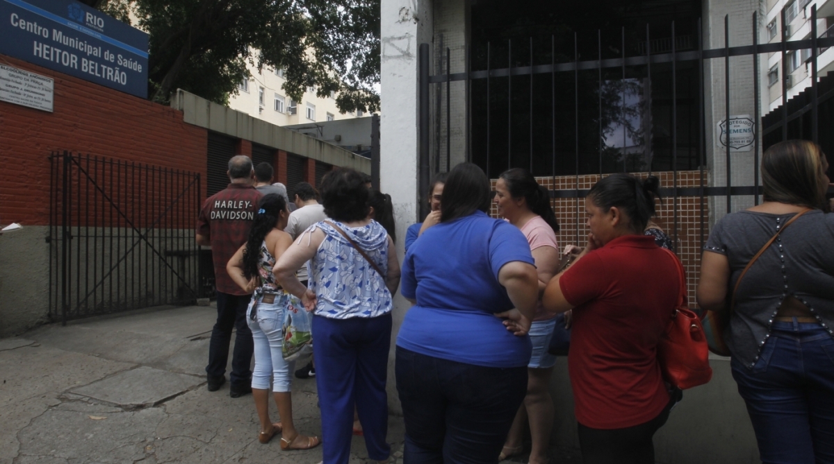 Aumenta a procura por vacina&ccedil;&atilde;o contra a Febre Amarela - Pessoas fazem fila em um Posto de Sa&uacute;de na Tijuca, para serem vacinadas contra a Febre Amarela. Foto - Severino Silva / Ag&ecirc;ncia O Dia