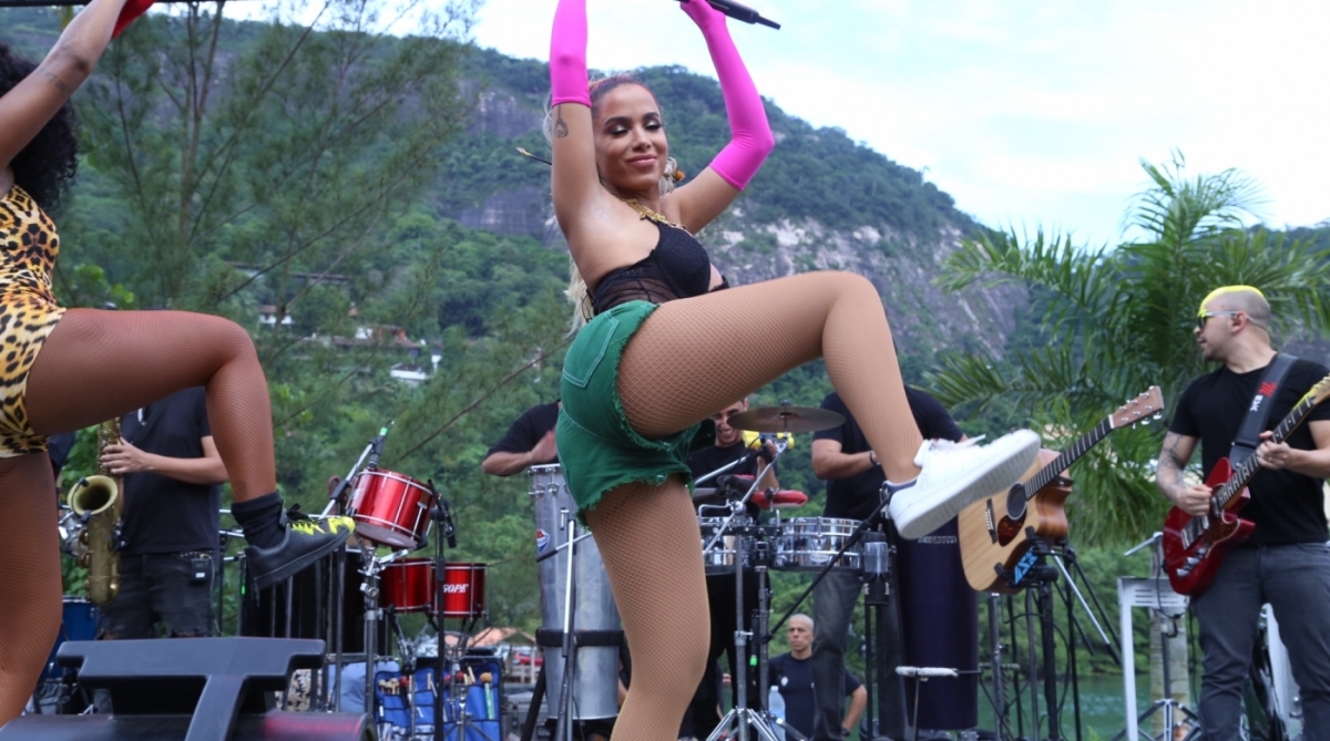 Anitta ensaia para seu bloco de Carnaval na Barra da Tijuca - Ag. News