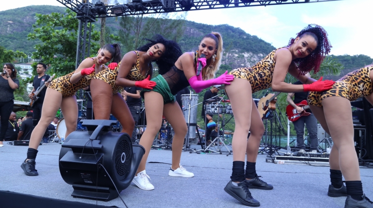 Anitta ensaia para seu bloco de Carnaval na Barra da Tijuca