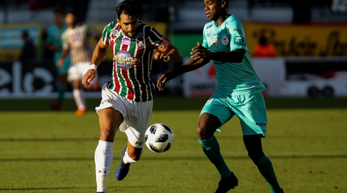 Henrique Dourado disputa a bola com jogador do Barcelona (EQU) - LUCAS MERÇON/FLUMINENSE