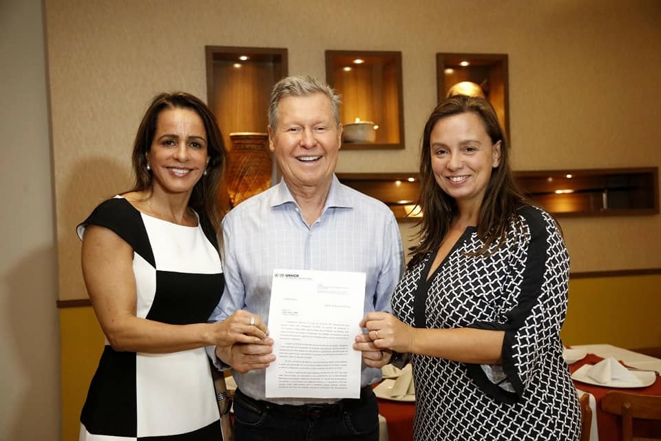 Manaus recebeu da ACNUR, a Agência da ONU para Refugiados um documento em reconhecimento ao trabalho da Prefeitura de Manaus, como referência a outros países, no acolhimento e apoio aos índios venezuelanos da etnia Warau, que chegaram à cidade a partir do ano passado fugindo da grave crise econômica e social no seu país. Prefeito Arthur Virgílio - Reprodução