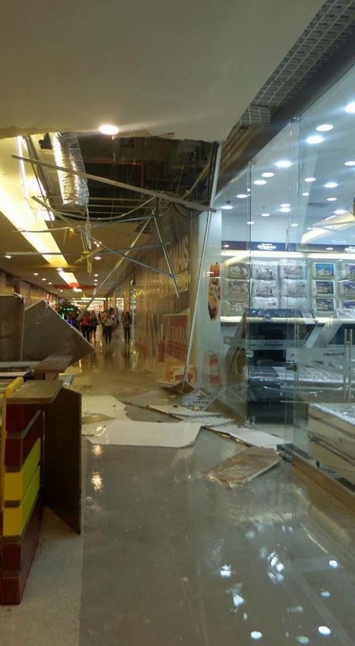Teto de shopping desabou em Itaboraí e assustou clientes - WhatsApp do DIA (98762-8248)
