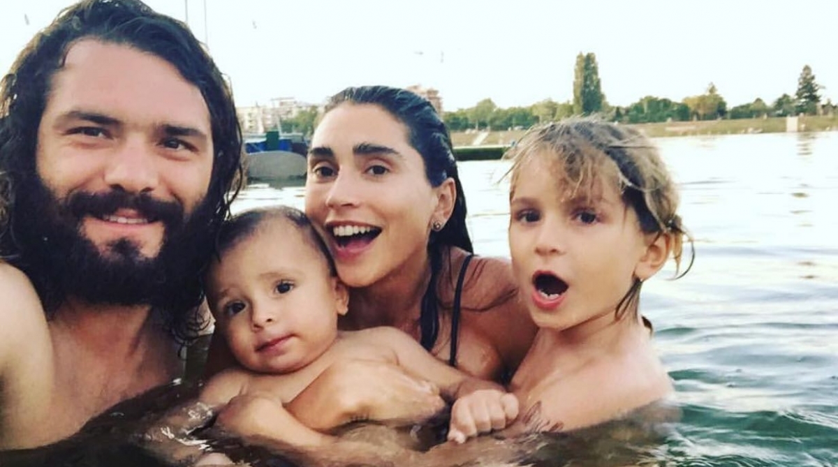 A jogadora de vôlei de praia Carol com o marido, Fernando, e os filhos, José e Salvador