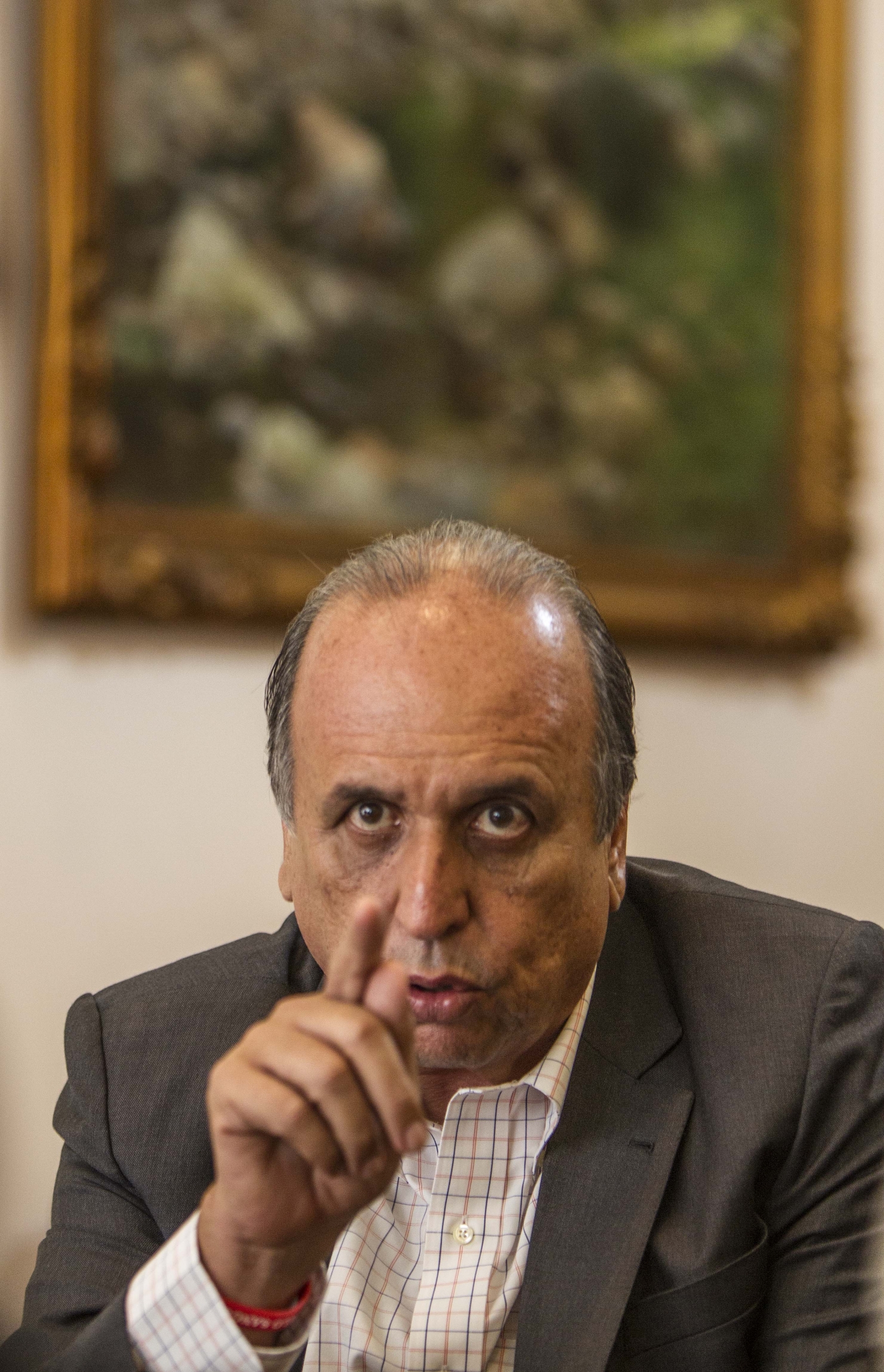 Entrevista com Luiz Fernando de Souza (Piraí, 29 de março de 1955), mais conhecido como Luiz Fernando Pezão, é um economista e político brasileiro filiado ao Partido do Movimento Democrático Brasileiro e atual Governador do Estado do Rio de Janeiro. Materia Especial e Dominical.