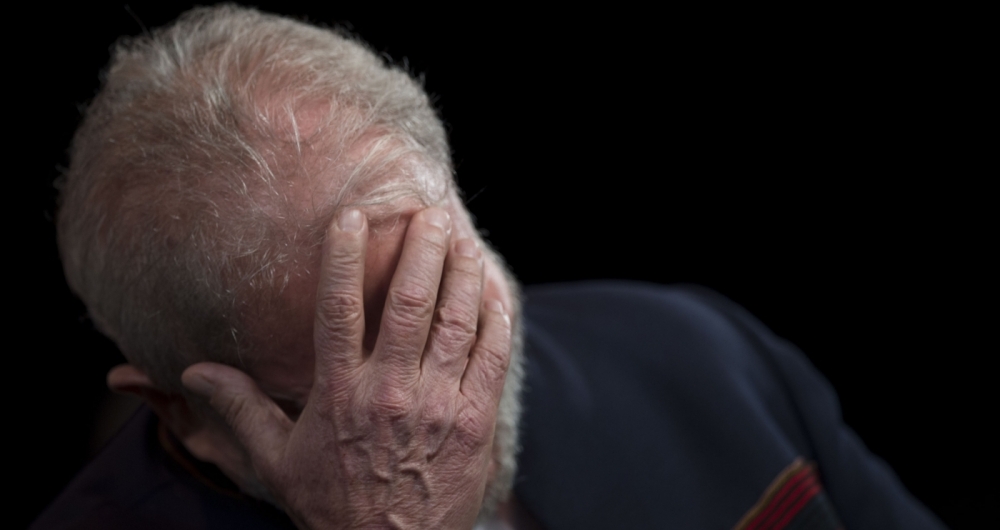 Former Brazilian president Luiz Inacio Lula da Silva reacts during a meeting with intellectuals at Oi Casa Grande Theater in Rio de Janeiro, Brazil, on January 16, 2018.  / AFP PHOTO / MAURO PIMENTEL
      Caption