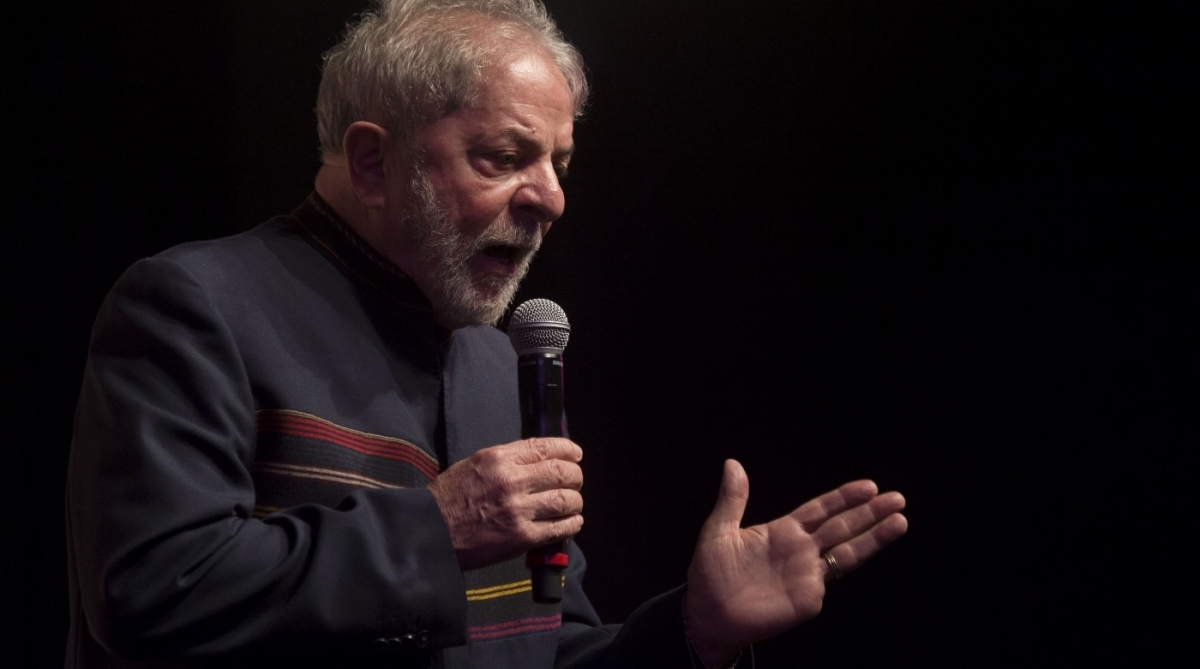 Former Brazilian president Luiz Inacio Lula da Silva reacts during a meeting with artists at Oi Casa Grande Theater in Rio de Janeiro, Brazil, on January 16, 2018.  / AFP PHOTO / MAURO PIMENTEL
      Caption