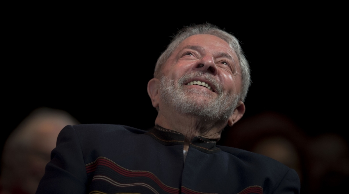 Former Brazilian president Luiz Inacio Lula da Silva reacts during a meeting with artists at Oi Casa Grande Theater in Rio de Janeiro, Brazil, on January 16, 2018.  / AFP PHOTO / MAURO PIMENTEL
      Caption