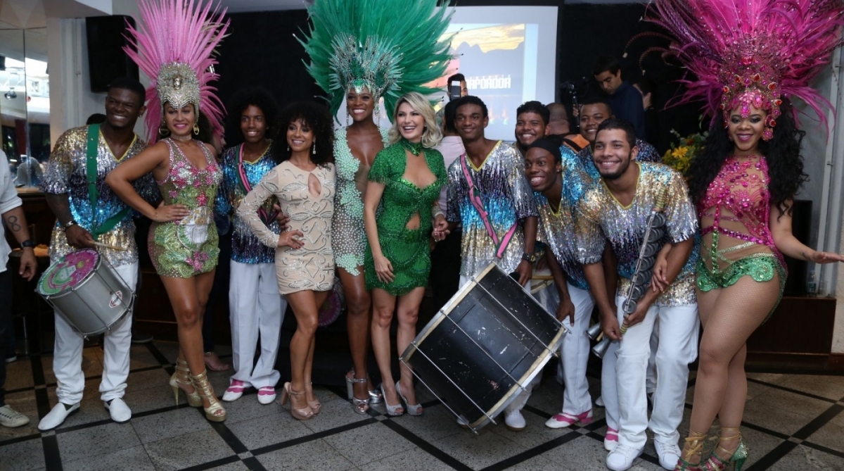 Antônia Fontenelle é apresentada como musa de camarote e recebe o carinho do ex-marido, Jonathan Costa, que também será uma das atrações do espaço