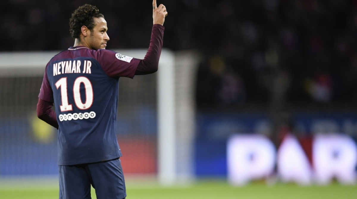 Paris Saint-Germain's Brazilian forward Neymar celebrates after scoring a free-kick during the French L1 football match between Paris Saint-German and Dijon on January 17, 2018 at the Parc des Princes stadium in Paris. / AFP PHOTO / CHRISTOPHE SIMON / ALTERNATIVE CROP