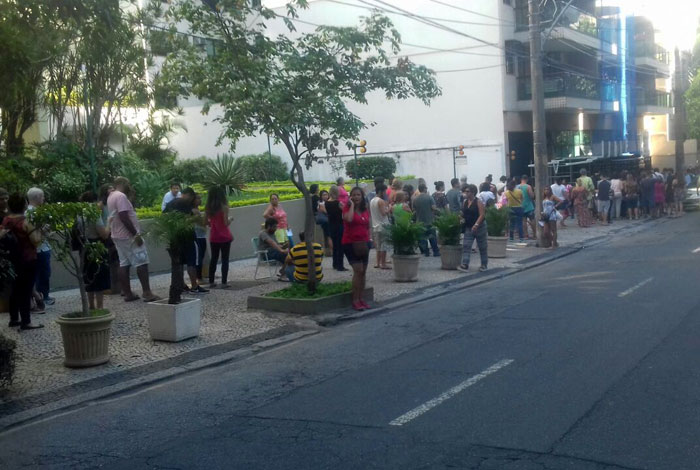 Fila gigante se formou no Centro de Saúde Heitor Beltrão, na Tijuca. Número de doses da vacina contra febre amarela foi limitado a 400 nos postos da Prefeitura