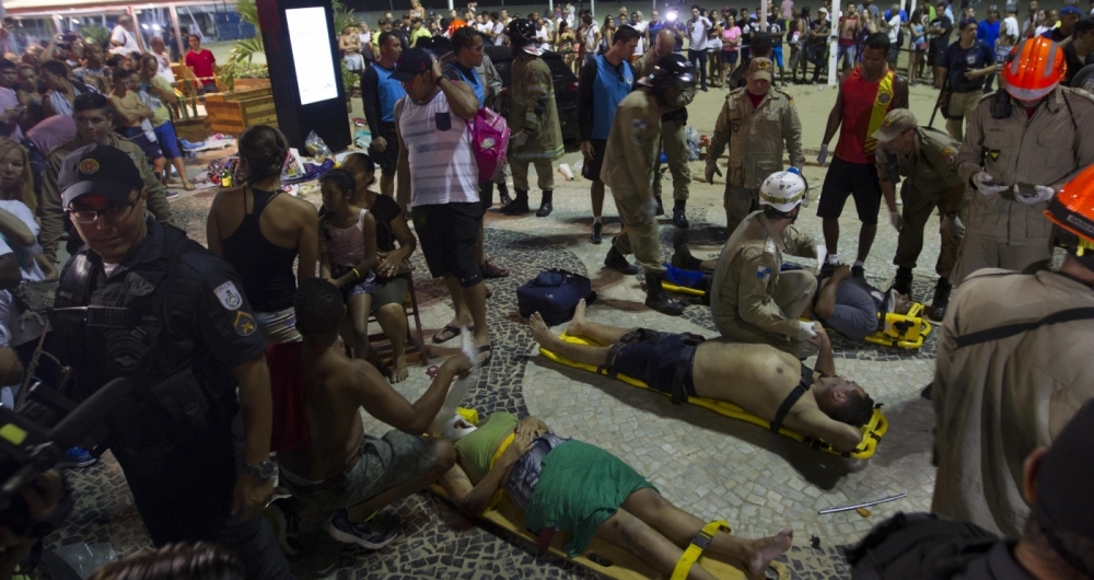 Feridos recebem primeiros socorros no local do acidente