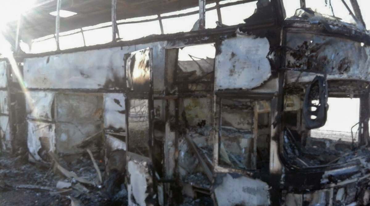 Ao todo, 55 passageiros e dois motoristas estavam a bordo. Desses, somente cinco conseguiram sobreviver