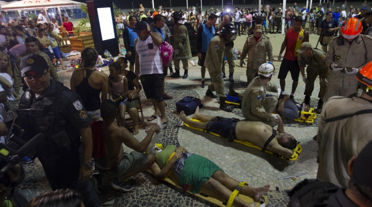 Feridos recebem primeiros socorros no local do acidente - Ernesto Carriço / Agência O Dia