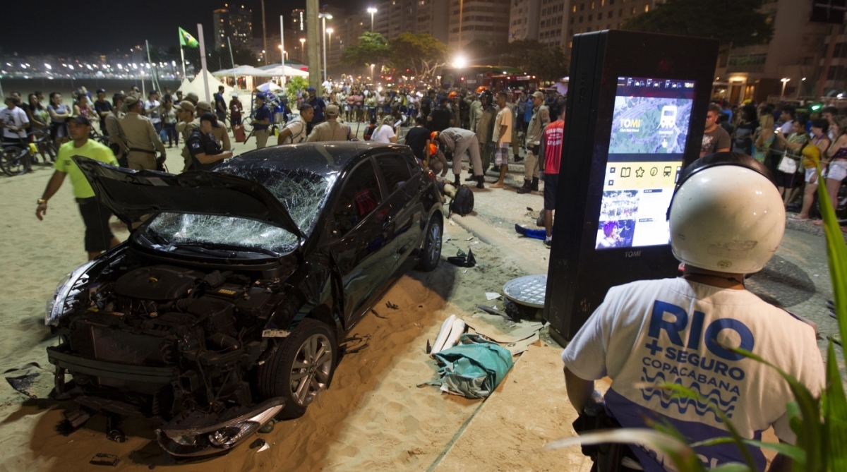 Carro invadiu o calçadão e a Praia de Copacabana, na Zona Sul do Rio, na noite desta quinta-feira, e atropelou várias pessoas - Ernesto Carriço / Agência O Dia